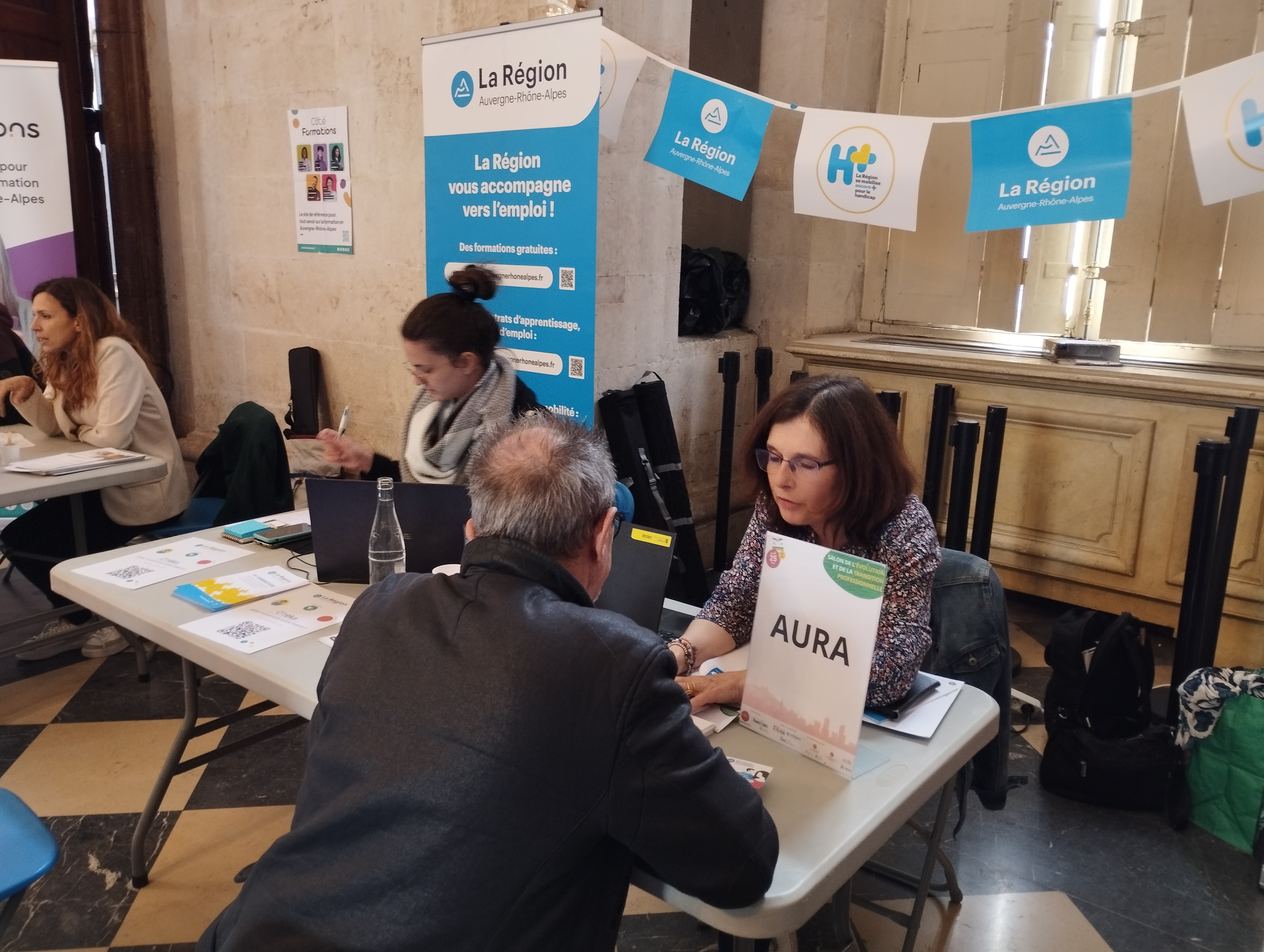 La Région soutient des forums de l’emploi sur le territoire